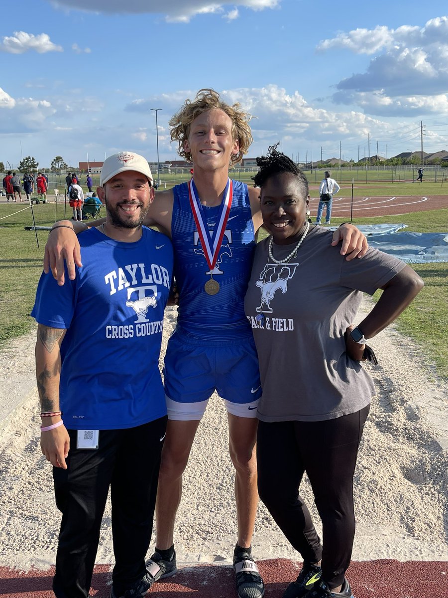 JackH4429's tweet photo. District meet today and i PR’d with a jump of 47ft 5.5in giving me 1st place! Could not have asked for a better birthday present! #unsignedsenior #PR https://t.co/3roUlh2Vjy