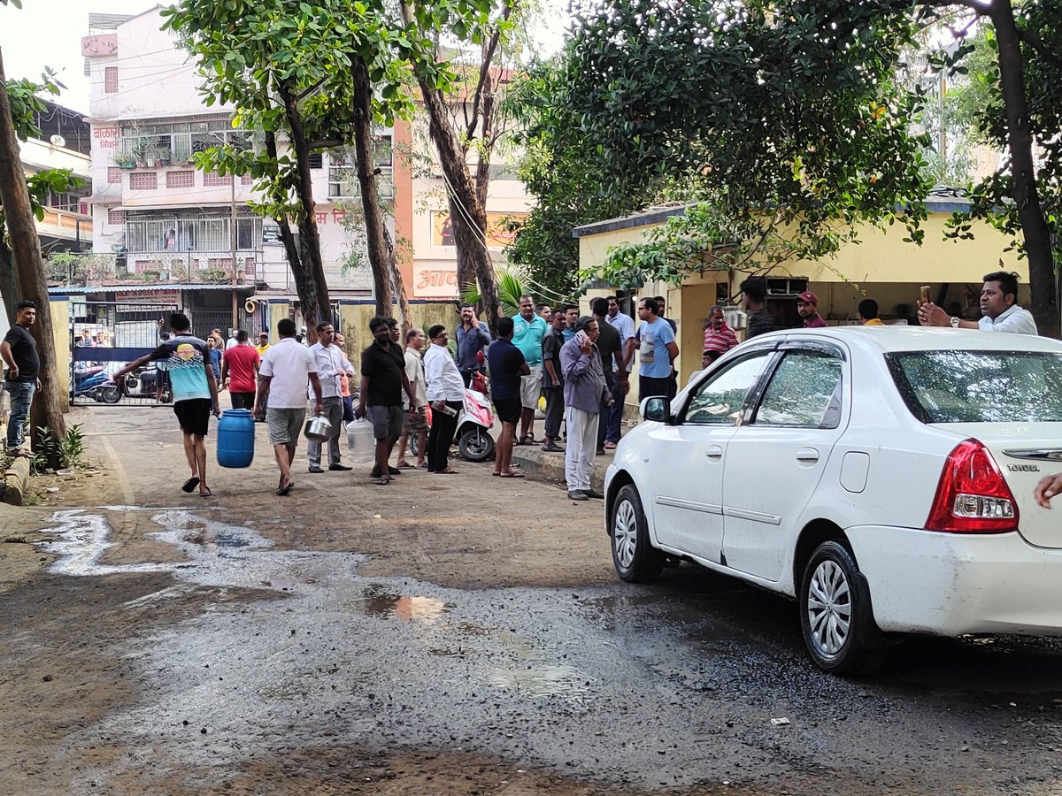 @NMMConline @NMMCCommr @navimumbai @NaviMumbaiCity People lining at pumping station to take water in buckets. I was told that water cut was scheduled for 48 hours only but it was told to public that it is for 24 hours. Water has started to coming to pumping station from 2 am