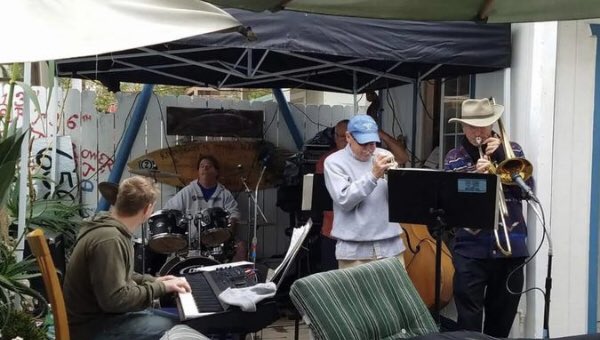 kellogsintheam's tweet photo. Pops backyard jammin 🎺❤️
#86strong 🙏❤️ https://t.co/AVXYIKu650