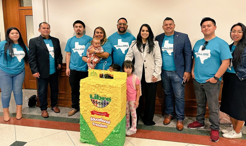 Freedom fighters assemble! Great day at state capital, empowering parents leveraging constituency model to promote bottom up solutions #Texlege
#EmpoweringParents #BeLibre
@MayraFlores2022 @mrjorgemtz @LIBREinitiative @TPPF