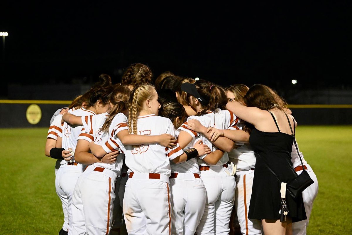 Congrats to <a href="/WWood_Softball/">Westwood Softball</a> on their 11-1 Senior Night win for their last home game of the season! @var_atx <a href="/coach_awood/">Anthony Wood</a> <a href="/westwoodsports1/">Westwood Athletics</a>