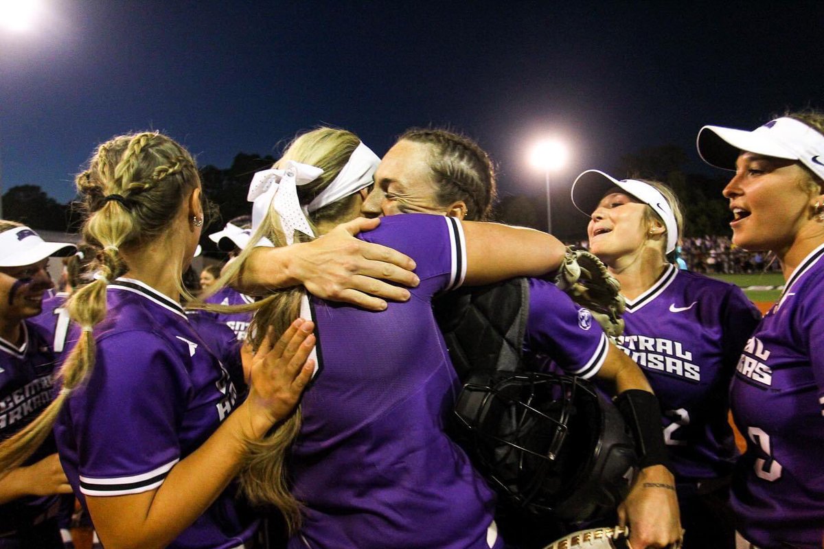 mattmadd8's tweet photo. This picture says it all! Kayla pitched a complete game shutout against #9 Arkansas with 8 strikeouts. Josie went 2 for 2 with a walk. These former lady Hawks made a statement tonight! Congrats ladies! #foreverahawk #winning @SSHSHawks @suptking https://t.co/DDdDttA0Pf