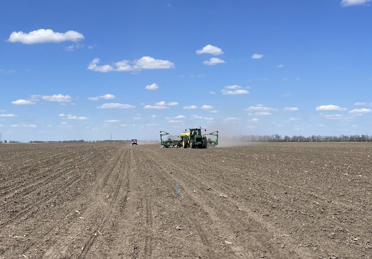 Dust is flying in Macoupin County! Time to check this DEKALB plot off the to-do list✅

<a href="/DKAS_SIL/">DEKALB Asgrow SIL</a> #dekalb #plant23