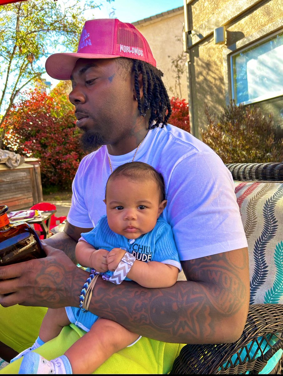 BFCDboy's tweet photo. SonSon pose for the picture while yo pops pour this shot 💙💙💙 #Twinnn #MyRightHandMan #ChancesMakeChampions #Cboy https://t.co/XnAUzyC1R1