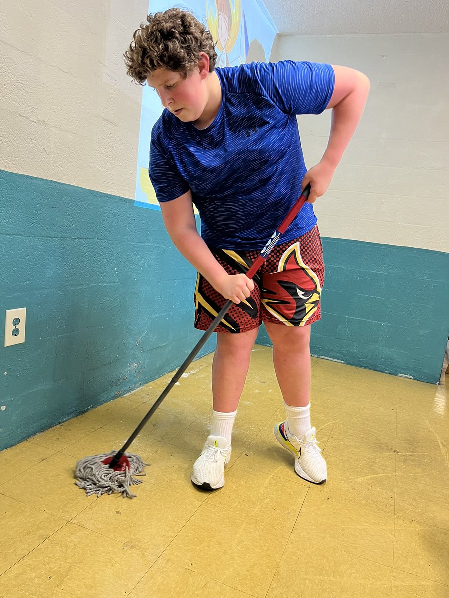 chccampusmin's tweet photo. Homestead Immersion Trip Day 2- The group had quite a busy day today! We purchased supplies for our classroom mural and prepped the space by cleaning, mopping, and applying a primer coat. https://t.co/EosZeNekhE