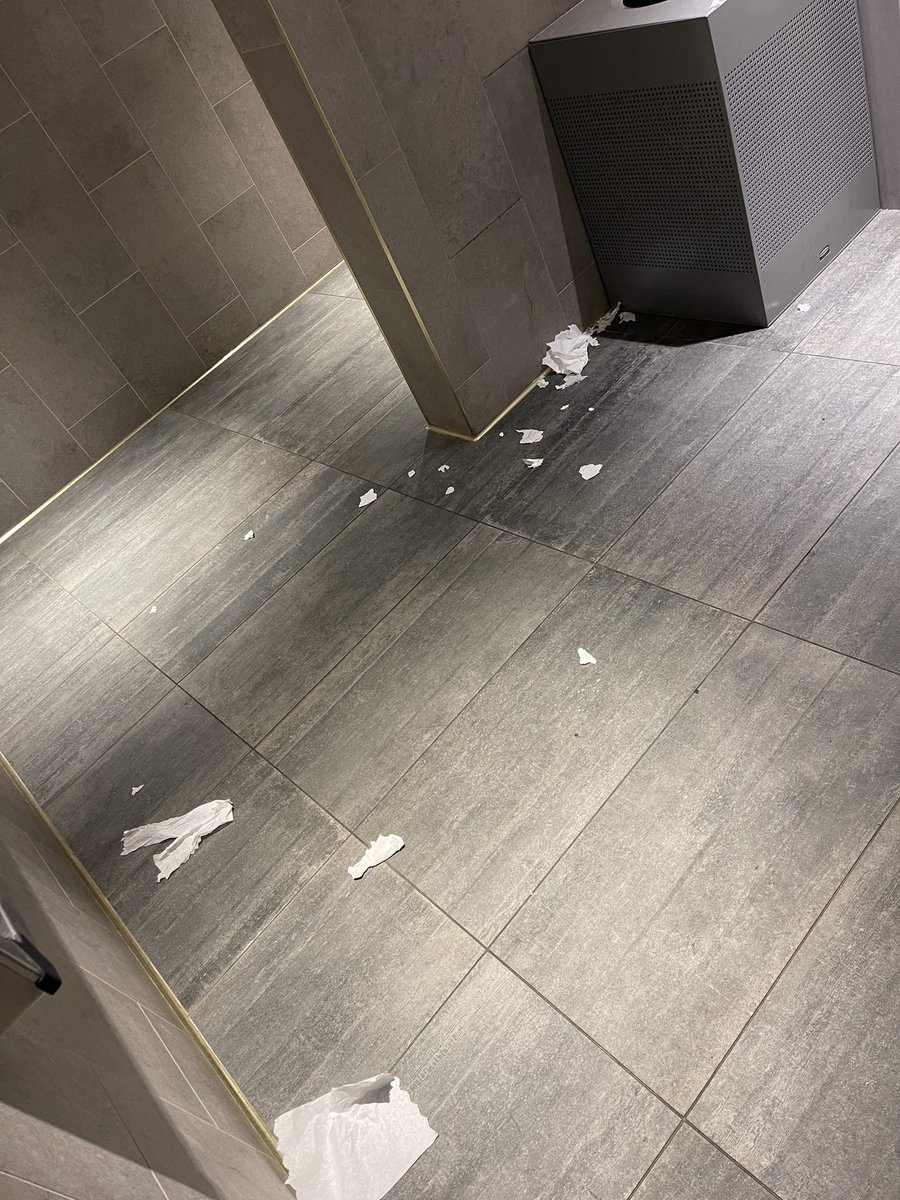 Soooo gross <a href="/CinepolisUSA/">Cinépolis Luxury Cinemas</a> <a href="/Alejandro_Ramz/">Alejandro Ramírez M.</a>. This is the way we found the theater and nobody clean it. Esto en Mexico jamás pasaría… que asco tener que ver asi una película en asientos sucios y llenos de palomitas. baños una vergüenza. 
La próxima vez <a href="/CMXCinemas/">CMX Cinemas</a> o <a href="/AMCTheatres/">AMC Theatres</a>.