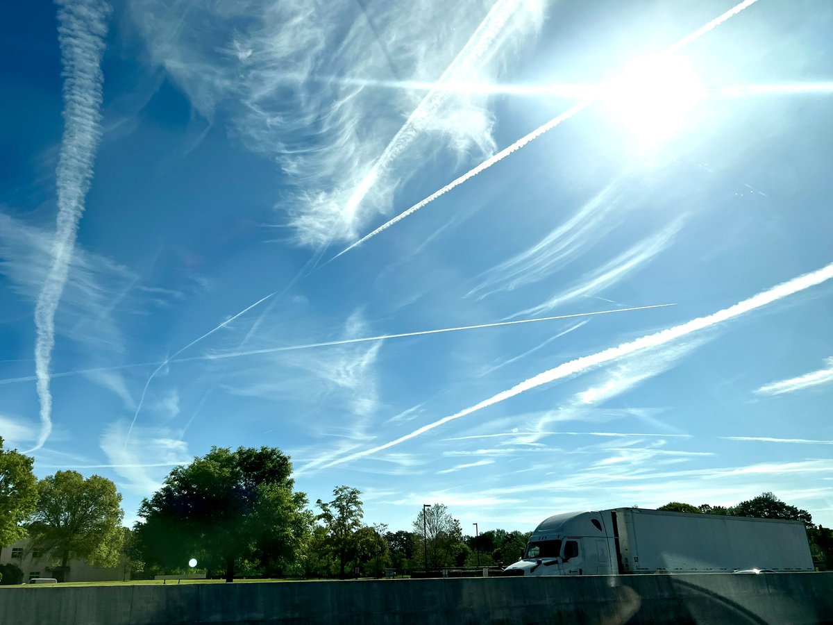 leszamo2's tweet photo. @JamesMelville This was yesterday in South Carolina. I drove for two hours to a diff city. Trails the whole way. They started small and then spread out to cloud the sky. It was a nice sunny day then looked overcast. Not normal…. https://t.co/nujdLGUqpf