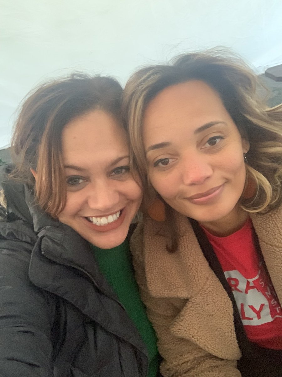 All of us know we are lucky to have a kind, hardworking AP <a href="/CKELEM/">Cora Kelly</a> Ms. Kellie Johnson who received some <a href="/CoraKellyPTA/">Cora Kelly PTA</a> love ❤️ today! #AssistantPrincipalAppreciationWeek <a href="/ACPSk12/">Alexandria City Public Schools</a>