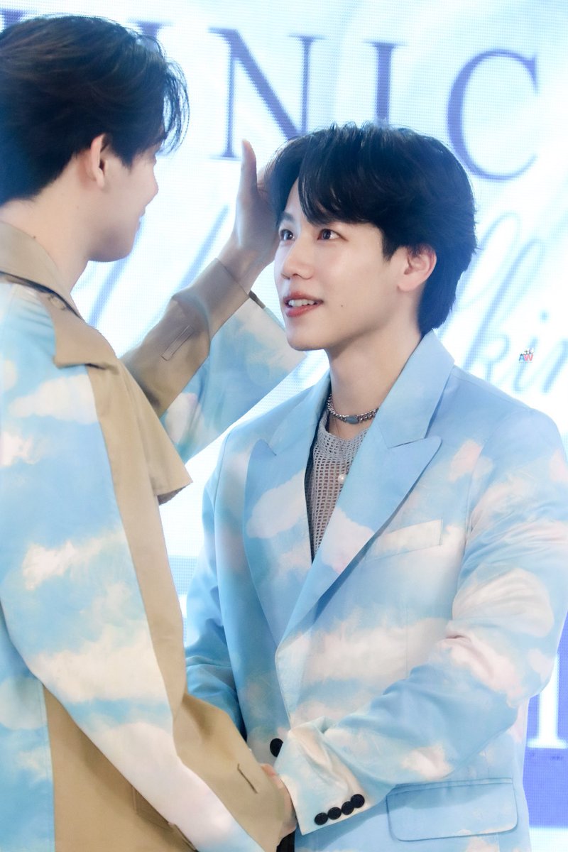 aloyoil2's tweet image. พ่อครูเขมจิรา : หยิ่นวอร์ 

พ่อครู: นิ่ง ดุ ใจอ่อนง่าย
เขมจิรา: อ่อนแอ ใจสะอาด ขี้เกรงใจ

หยิ่น: นิ่ง คือหน้าดุ ใจดี สุภาพ จริงจัง
วอร์: หน้าหวาน น่าเอ็นดู ร้องไห้ได้น่าสงสารมาก

นี่คิดว่าน้องเข้าถึงบทได้ ไม่ได้ว่าเหมาะหรือไม่เหมาะ แต่คิดว่าน้องจะทำให้หลายๆคนหลงรักตัวละครได้..