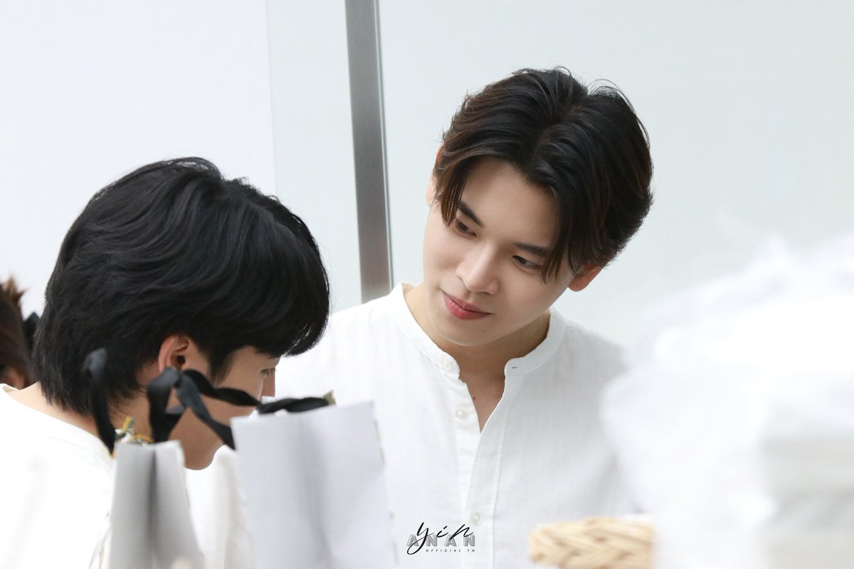 aloyoil2's tweet image. พ่อครูเขมจิรา : หยิ่นวอร์ 

พ่อครู: นิ่ง ดุ ใจอ่อนง่าย
เขมจิรา: อ่อนแอ ใจสะอาด ขี้เกรงใจ

หยิ่น: นิ่ง คือหน้าดุ ใจดี สุภาพ จริงจัง
วอร์: หน้าหวาน น่าเอ็นดู ร้องไห้ได้น่าสงสารมาก

นี่คิดว่าน้องเข้าถึงบทได้ ไม่ได้ว่าเหมาะหรือไม่เหมาะ แต่คิดว่าน้องจะทำให้หลายๆคนหลงรักตัวละครได้..