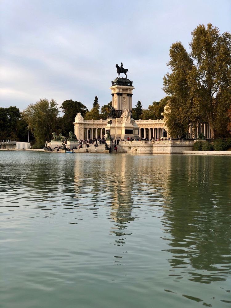 wallsllanos's tweet photo. los que decís que madrid no es bonito o nunca habéis estado en madrid o tenéis mucha rabia acumulada, simplemente mi ciudad es preciosa y os jode mucho https://t.co/qgMiQgq7Il