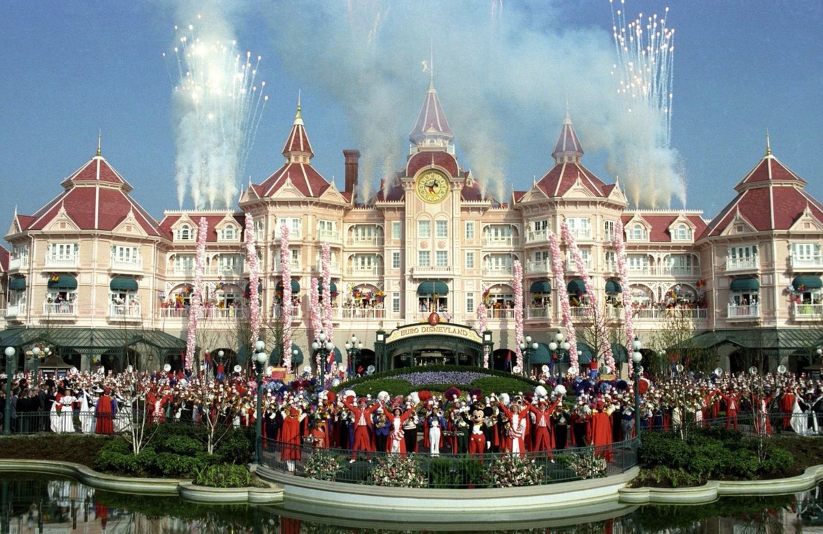 🚨 Disneyland Paris fête aujourd'hui ses 31 ans ! Le parc, alors appelé Euro Disneyland, a ouvert ses portes le 12 avril 1992 à 9h01. 🎂