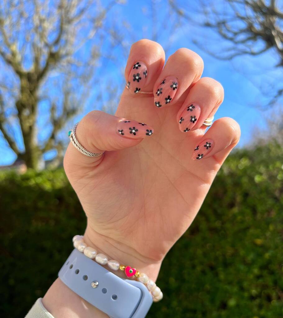 These ditsy floral cuties deserved a place on the grid 🤩🌼 
By @peachesnailsx of course! instagr.am/p/Cq7ZRHgoD9W/