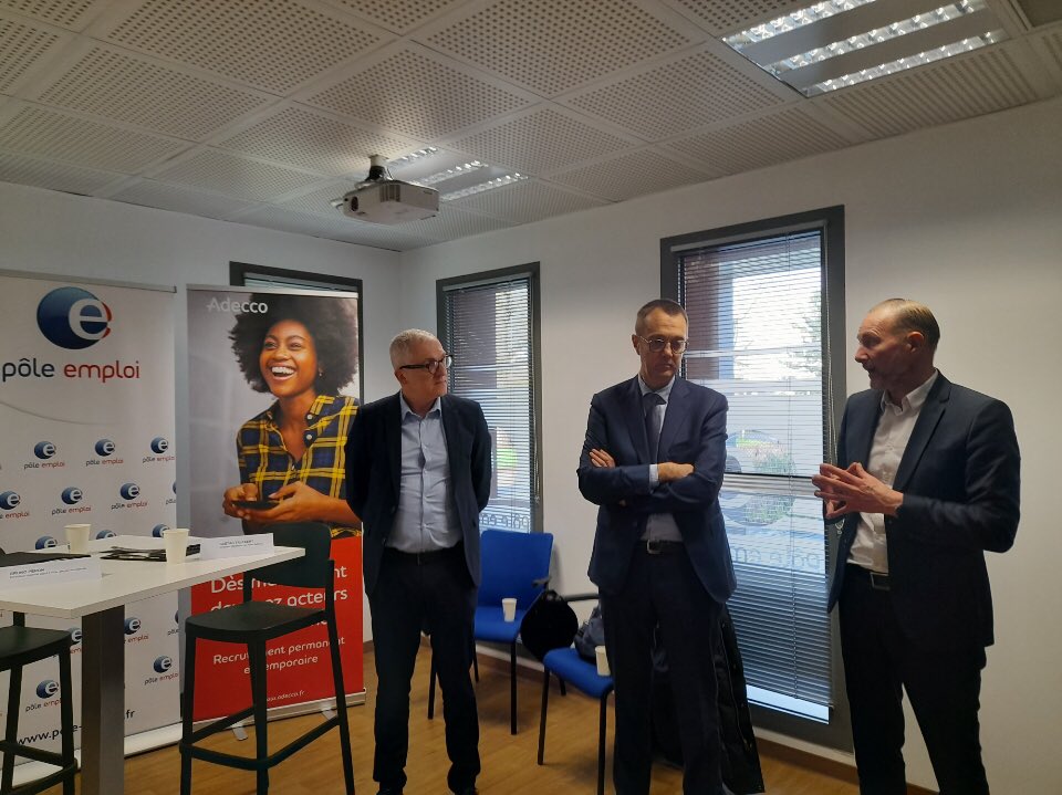FTravail_NDIE's tweet photo. ✒️B. Peron, directeur régional adjoint @Poleemploi_Ndi et G. Talpert, 
directeur opérationnel Nord @adeccofrance renforcent leur collaboration par la signature d une convention partenariale pour faciliter le retour à l emploi des demandeurs d’emploi normands. 
#emploi #inclusion https://t.co/COX2eumijI