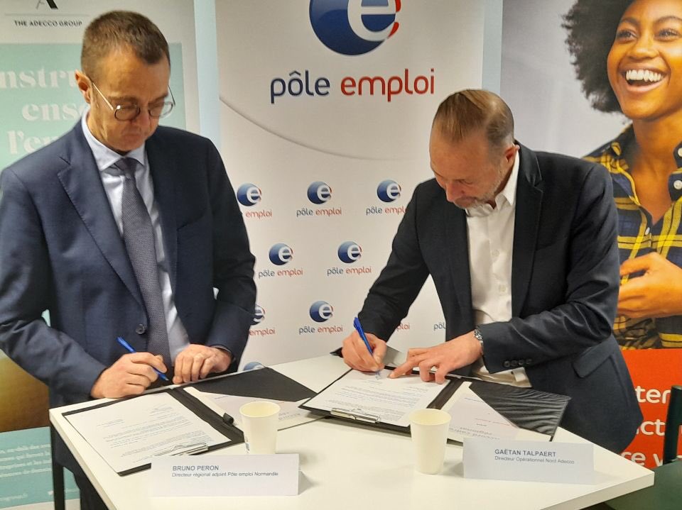 FTravail_NDIE's tweet photo. ✒️B. Peron, directeur régional adjoint @Poleemploi_Ndi et G. Talpert, 
directeur opérationnel Nord @adeccofrance renforcent leur collaboration par la signature d une convention partenariale pour faciliter le retour à l emploi des demandeurs d’emploi normands. 
#emploi #inclusion https://t.co/COX2eumijI