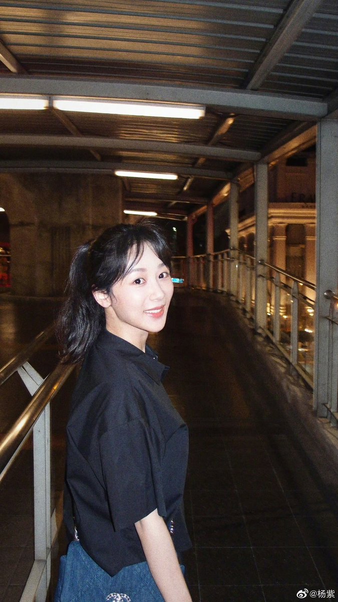 NANHTWE03152745's tweet photo. สาวน้อย มาอัพเดทเว่ยป๋อ (แคปชั่น: เข้าสู่ฤดูร้อนล่วงหน้า) ใช่ค่ะเมื่อไทยร้อนมาก😁
อยู่เล่นน้ำสงกรานต์ด้วยนะคะ #จื่อ 🥰#หยางจื่อ #YangZi
 #楊紫 https://t.co/fOjKS4dYpd