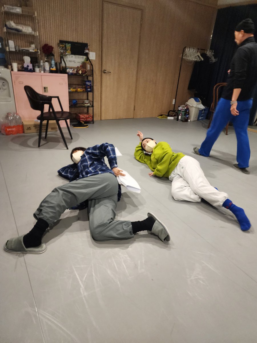 헬로,더 헬:오델로 몸풀기

#hellothehellothlello #othello #creativejakhwa #theatre #k_theatre #ADL #차선우 #송재희 #지수민 #최웅 #한상혁 #임나영 #고성재 #이정후 #이승은