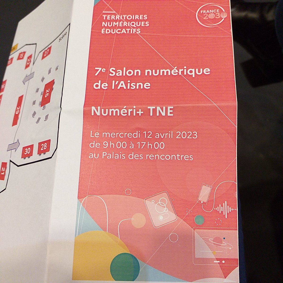 OlivierPetit02's tweet photo. #education Accueil des participants au 7ième salon du numérique par Luc Vanderbecken, IEN  de Château-Thierry et Christophe Romeu à distance par l'intermédiaire du robot TED-i sur le site.@vdb02 @DSDEN_Aisne @AcAmiens @PINEL1 https://t.co/7tqk1EohFG