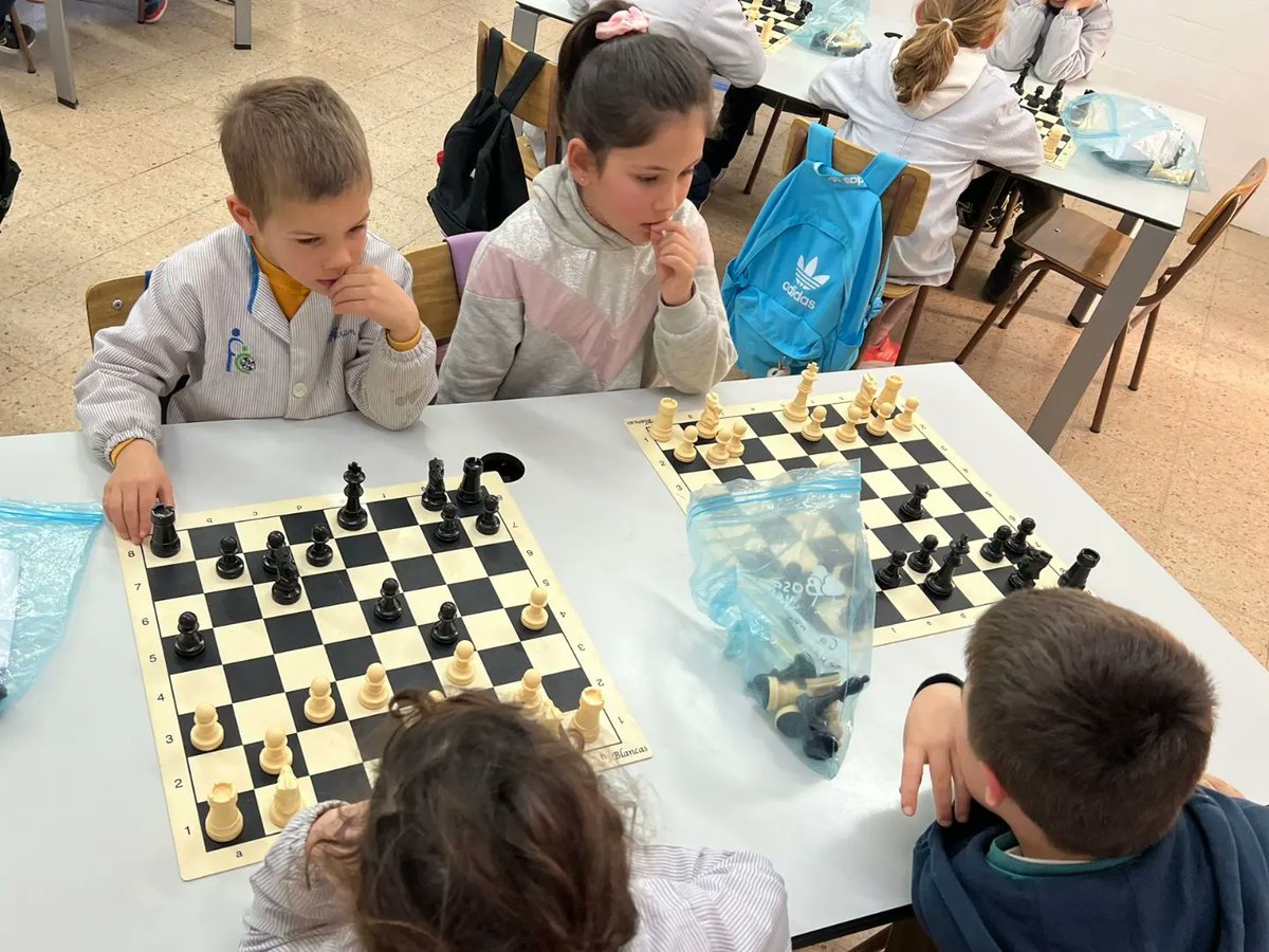 Els alumnes de p1 practiquen amb els escacs amb els quals es desenvolupen habilitats cognitives i emocionals, fomentant la concentració, la creativitat i el pensament estratègic. Un joc que va més enllà del tauler!🙇🏻‍♀️♟️<a href="/fedacerdanyola/">FEDAC Cerdanyola</a> <a href="/escolesfedac/">Escoles FEDAC</a> #avuixdemà2024 #passióxeducar