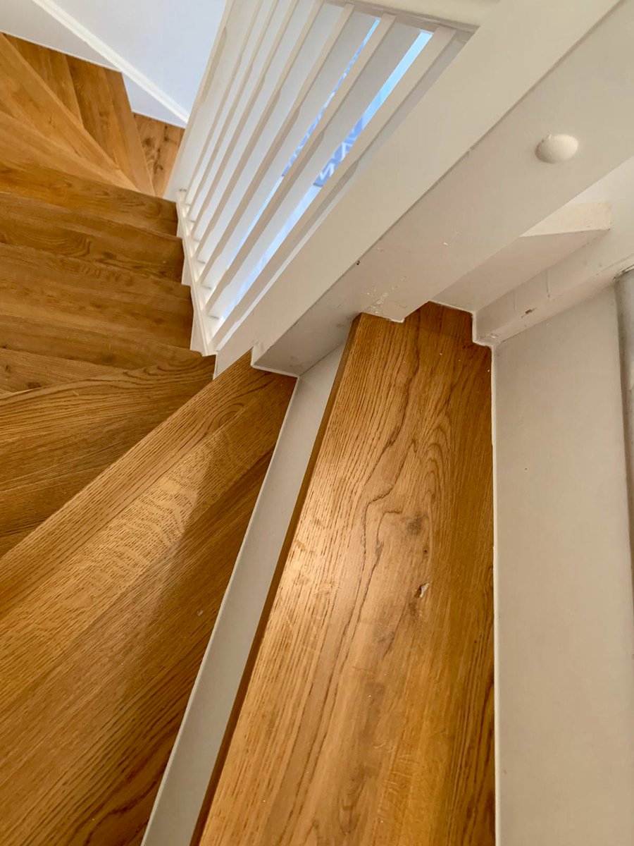 Happy_Flooring's tweet photo. Here’s a beautiful staircase renovation we’ve just completed. Complete with oak treads, white risers and finished with our American oak oil. We love the way this has elevated the room … another Happy customer! 😃

Get in touch to book your free quote! 😃 https://t.co/0Wcz6Lhht1