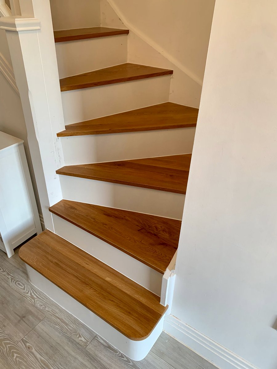 Happy_Flooring's tweet photo. Here’s a beautiful staircase renovation we’ve just completed. Complete with oak treads, white risers and finished with our American oak oil. We love the way this has elevated the room … another Happy customer! 😃

Get in touch to book your free quote! 😃 https://t.co/0Wcz6Lhht1