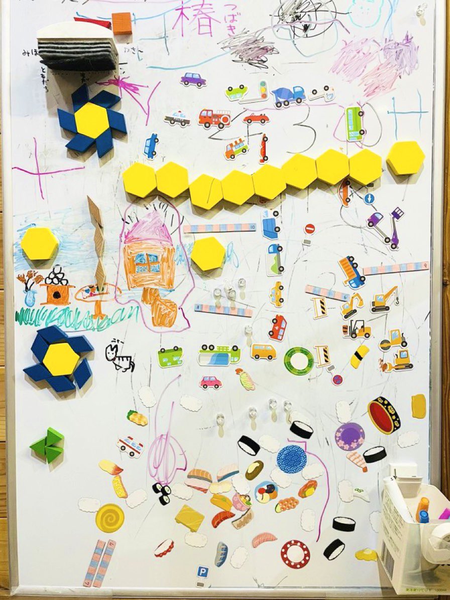 こういうしっちゃかめっちゃかな子どもの遊びの痕跡、写真に撮っておくと見返して懐かしむことができるのでおすすめ

これは1年半前 https://t.co/0g7l4z8sDN