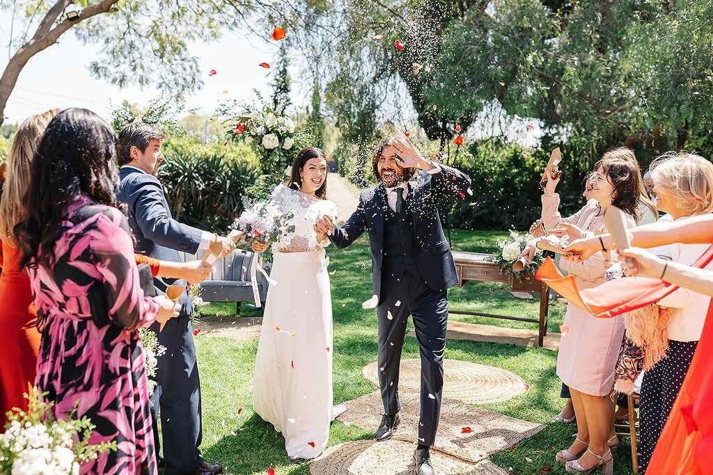 Salieron de la ceremonia a ritmo de “Dancing in the Moonlight”✨

Y yo me fui de allí flotando en una nube. ¡Par de bonicos!

#NoviosMeraki A&amp;LM
Fotones @porpartedelanovia 
En @huertodesanvicente @gourmetcateringespacios 
Deco <a href="/atelierdelaflor/">Atelier de la Flor</a> 
Sonido… instagr.am/p/Cq7X4l2tiZW/