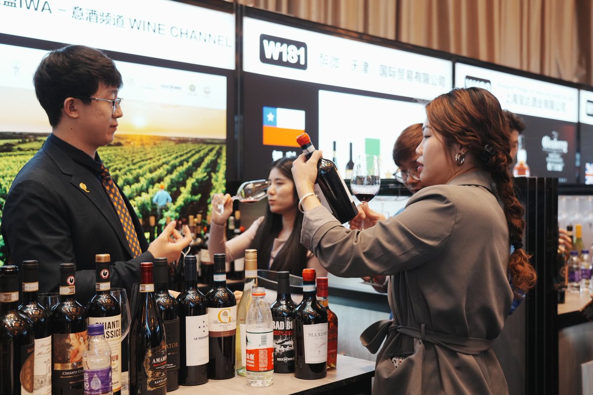 winechannelit's tweet photo. Si è appena chiuso il sipario della China Food and Drink Fair di Chengdu, la fiera più antica e influente di tutta la #Cina!
Il nostro staff durante i quattro giorni di fiera ha incontrato molti clienti, #buyer ed esplorato le opportunità di #business.

#vino #winetasting #export https://t.co/szYfuFqhFM