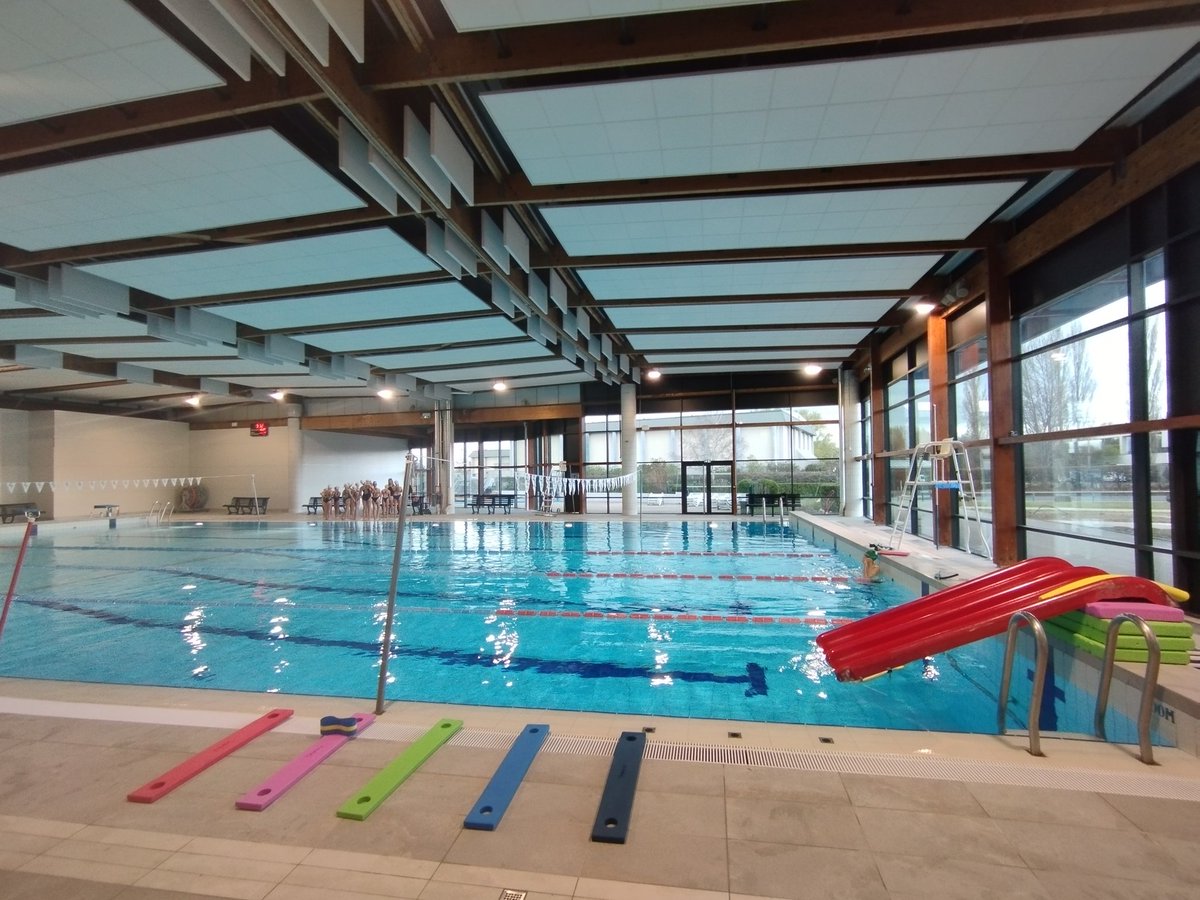 RLV_agglo's tweet photo. #TerredeSports 🏊
Le Centre aquatique Béatrice Hess de @RLV_agglo à Riom a rouvert son bassin de nage après 10 mois de fermeture 🎉👍 
Élus, clubs et équipes ont célébré la réouverture ce matin...
RDV en décembre prochain pour découvrir l'extension et les espaces aqualudiques ! https://t.co/9w19sejiAU