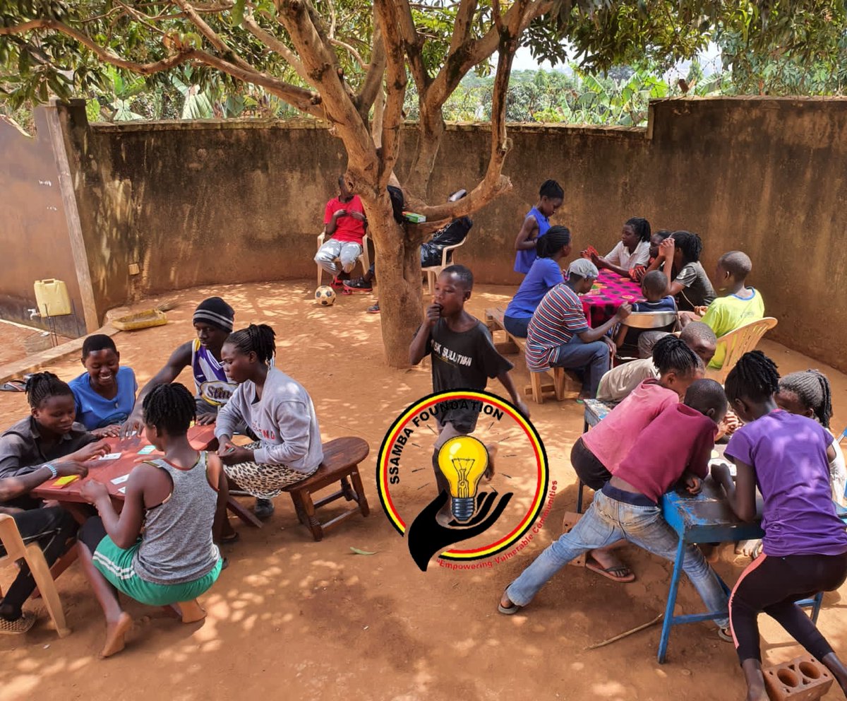 Outdoor class time.

#ugandavolunteerprogram  #volunteeruganda #volunteeringuganda #teachabroad #teachinuganda #ssambafoundation #kyampisi_backpackers  #volunteers_needed
#volunteering #volunteers_wanted #volunteerabroad #volunteertravel