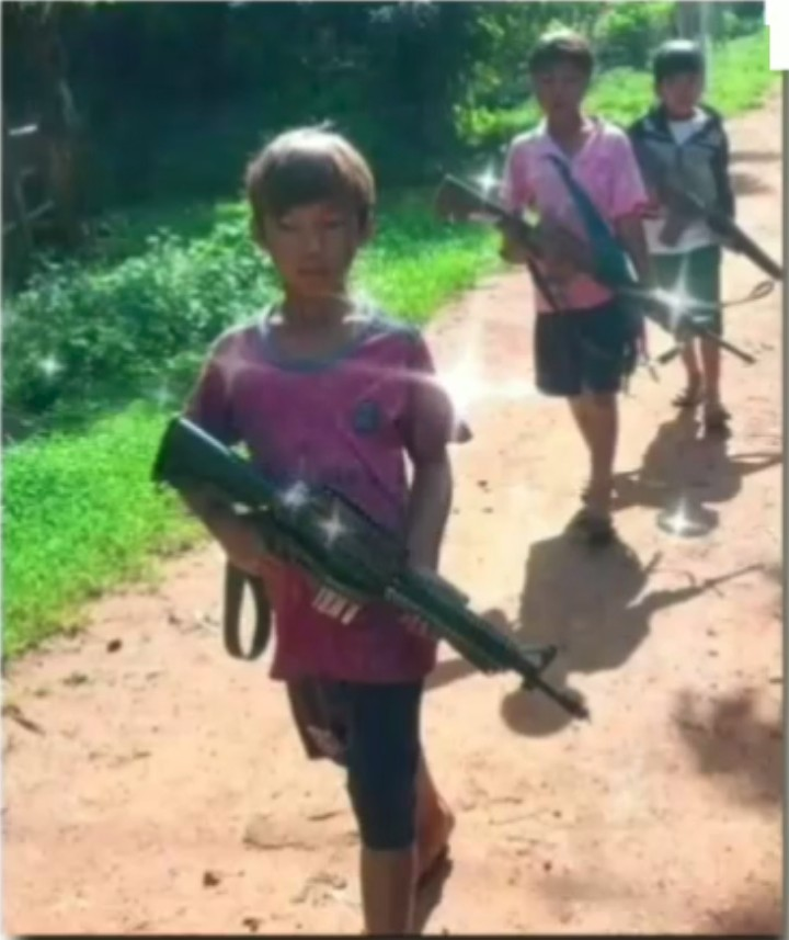 NangHwanAye's tweet photo. #NUG's affiliats, #PDF #terrorists just forced children to hold guns and used as human shields..@UNHumanRights #Childsolider https://t.co/wl0t86EMq7