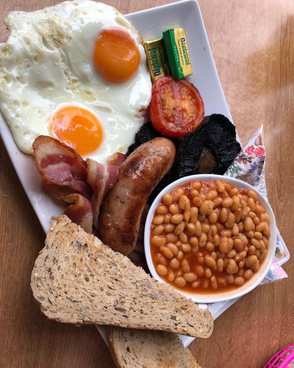 Brunch, scrambled eggs & smoked salmon, toasties, mango & chilli prawns all on the menu from 10am today. 🤤 

Sausages & bacon from our favourite butchers Leppards. #Crowborough #BestCoffee