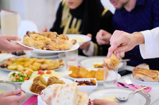 DunyaNews's tweet image. چند ایسی غذائی اشیاء جن سے افطار میں پرہیز کرنا چاہیئے #iftaar #ramadan #Health  urdu.dunyanews.tv/index.php/ur/H…