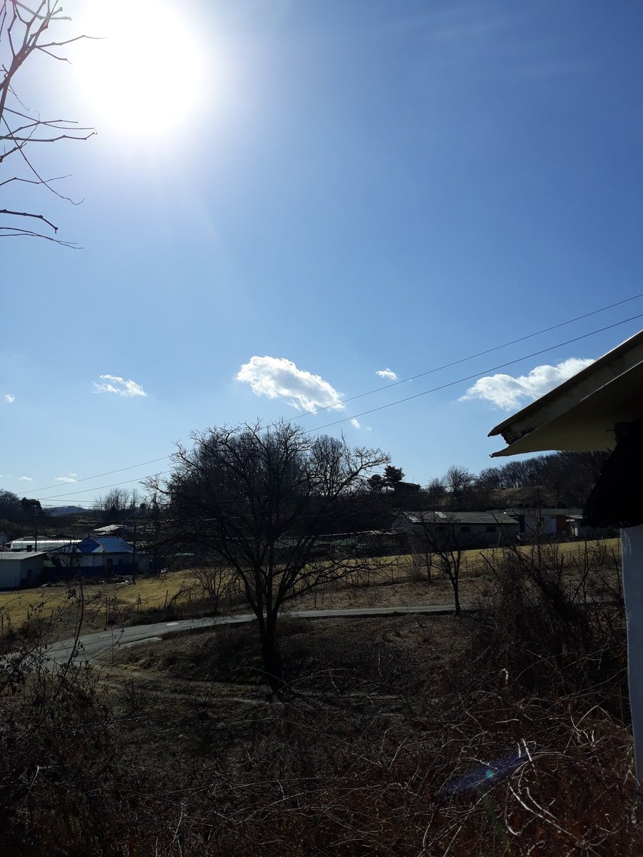 한적한 시골 
어느 봄날.