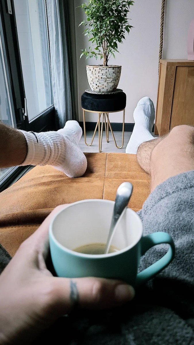 KevynvGorp's tweet image. Waking up, with some Coffee...

#goodmorning #Coffee #helloyou #whitesocks #nikesocks #nikeboy #littletree #justme #justdoit #Wednesdayvibe #goodvibes
