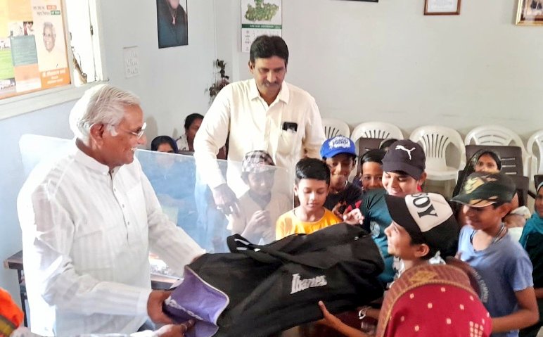 बच्चों की खुशी से बढ़कर कुछ नहीं ....

इटारसी में देश के उज्ज्वल भविष्य प्यारे बच्चों को क्रिकेट किट भेंट कीं।

क्रिकेट किट मिलने पर बच्चों का उत्साह देखकर विश्वास हो गया कि हमारे बच्चे देश का और क्षेत्र का नाम रोशन करेंगे।