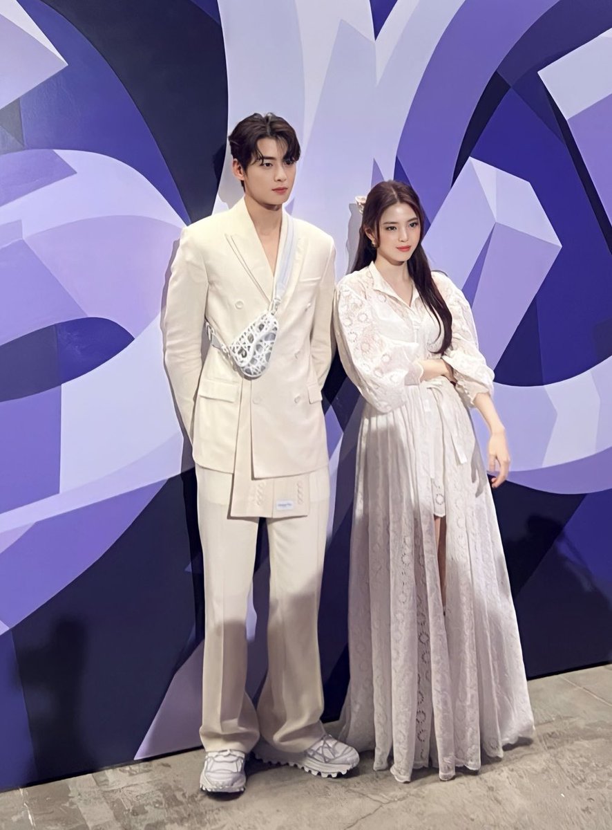 They looked like a Greek goddesses 

#DareInGrisDior #CHAEUNWOO 
#DiorLaCollectionPrivee #DiorBeauty #Hansohee #DiorParfums #GrisDior @Dior