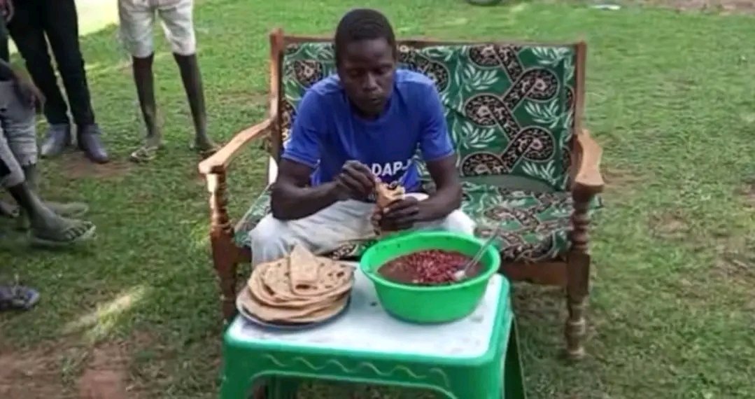 RealDonKitheka's tweet photo. Bungoma man wins chapati eating competition by finishing more than 30 strong  chapatis with a bowl full of well cooked #rosecoco beans in a record time 35 minutes 😋 

Senator sifuna will still dispute this,cry baby that one! https://t.co/TgNoqpJsoB