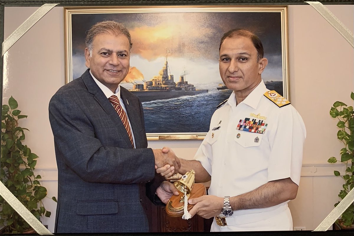 پاک بحریہ کی توجہ ہمیشہ صرف اپنی پیشہ وارانہ فرائض پر رہی،اسی لئےمیری ٹائم زون کے 290000 KM کی نگہبانی مستعدی سےکر رہی ہے

5فروری1983میں موجودہ چیف آف نیول سٹاف ایڈمرل امجد خان نیازی کیساتھ پاک  بحریہ  میں کیڈٹ کے طور پر اکھٹے شمولیت کی تھی،اسلئے بحریہ کیساتھ آج بھی رشتہ قائم ہے