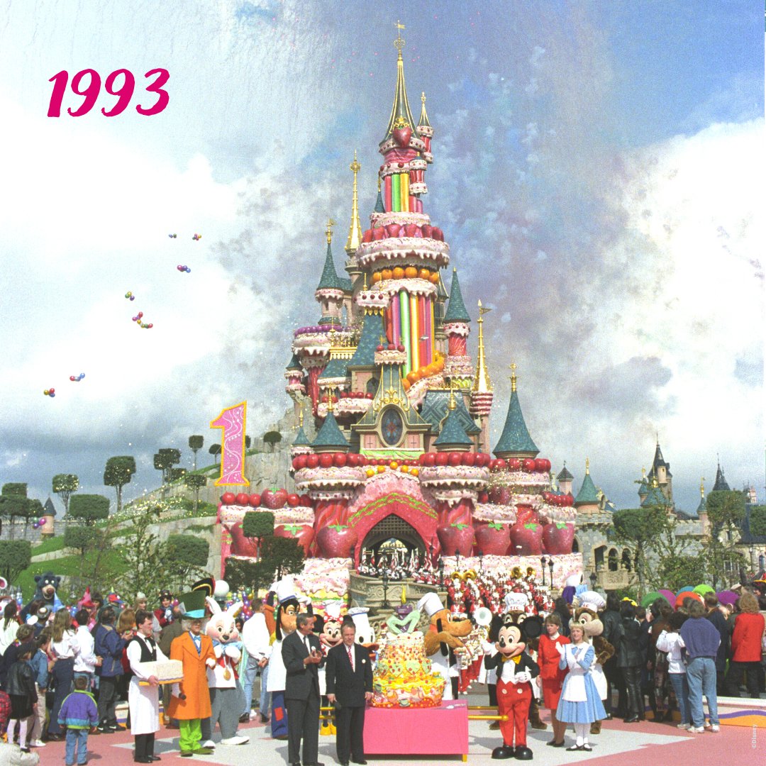 DisneyParis_EN's tweet photo. 30 years ago, Disneyland Paris was celebrating its very first anniversary. Check out the transformation of Sleeping Beauty Castle into a huge birthday cake to mark the occasion! 🍰😋 #DisneylandParis30 https://t.co/2IDEKAGrxP