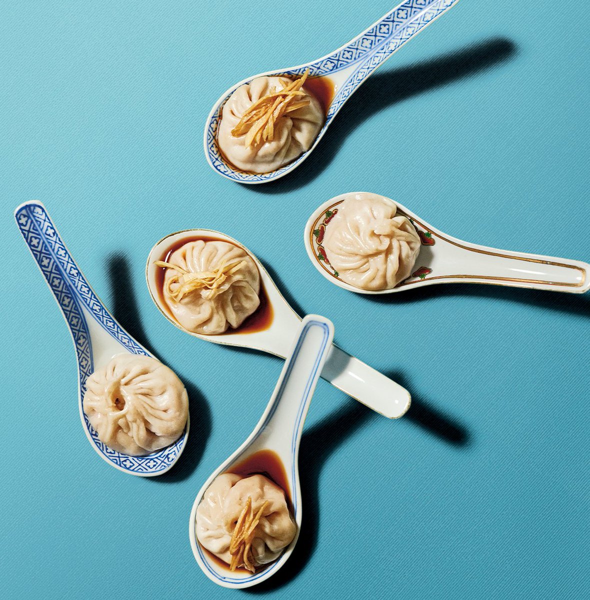 Soepdumplings smaken zóveel lekkerder als je het met Chinese porseleinen lepels eet! In 'Dim Sum &amp; Dumplings' leer je alle tips &amp; tricks.

Dim Sum &amp; Dumplings | Auteur: Karin Lei | ISBN: 9789461432940 | €22,50 | Verschijningsdatum: 13 april 2023 | bit.ly/boek_dimsumdum…