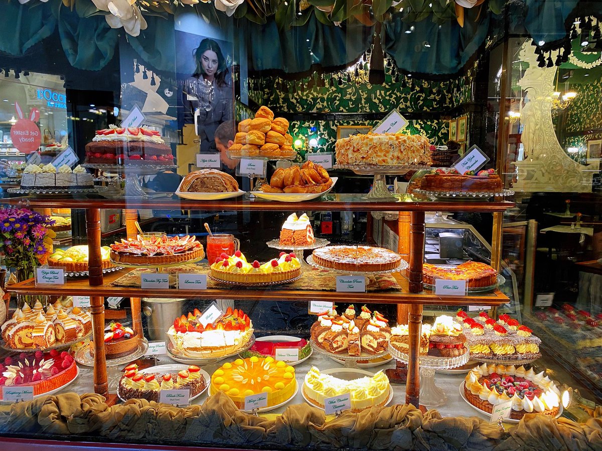 Passing by the cake shop, I want to turn into a sweet girl lol