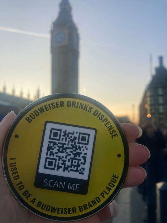 ABInBev_EU's tweet photo. One example of the constant innovation to help us meet our #NetZero goal 💚... The team at @BudBrewingUKI have launched: 
🚫 plastic-free wrapping for all our remote coolers 
♻️ coasters made from recycled badges!

Making strides towards #AFutureWithMoreCheers for all 🍻🌎 https://t.co/mQVkNLo6eO