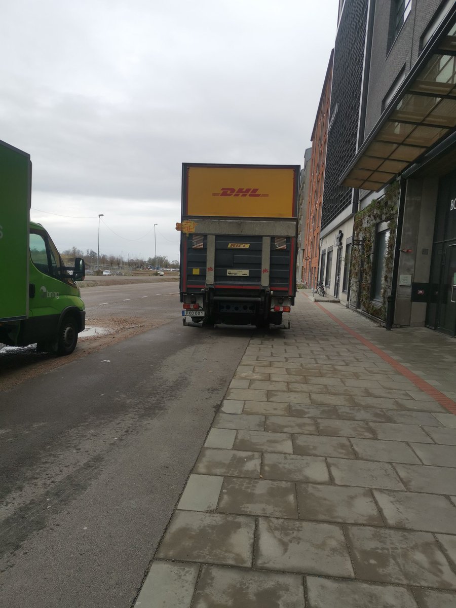 Extremely tempting to randomly block roads like this sometimes! 😆