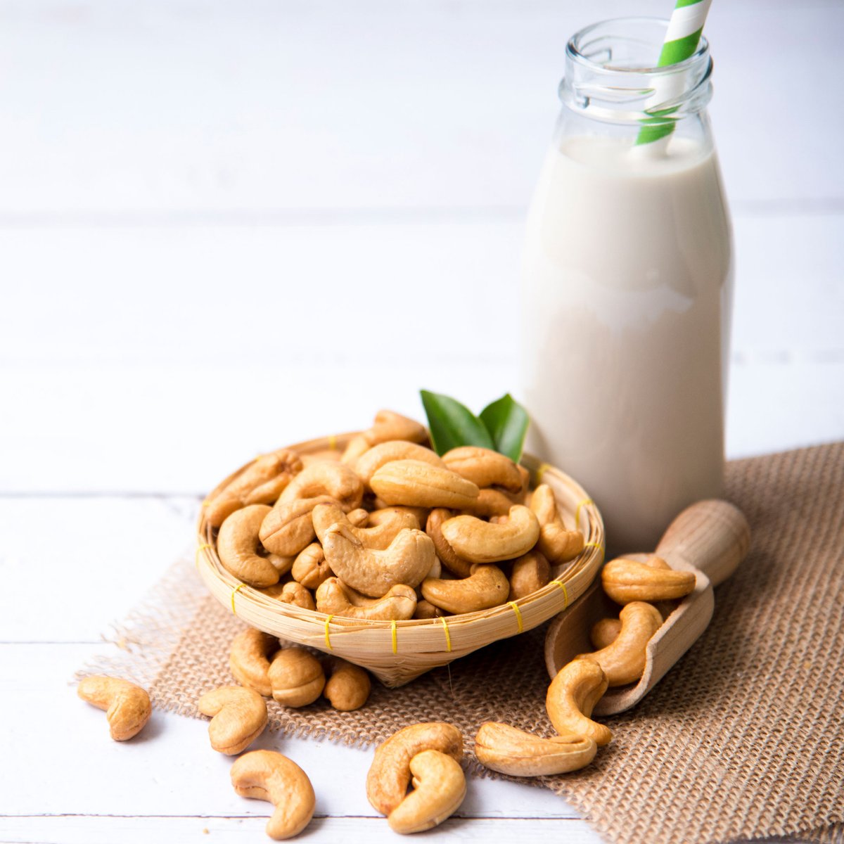 globalcashews's tweet photo. #Vegans, how about this snazzy dairy-free alternative to splash in your coffee &amp; pour on your cereal...

Homemade CASHEW DRINK is where it's at! 🔥

3 simple steps:
1️⃣ Soak
2️⃣ Blend
3️⃣ Strain

Easy peasy #CASHEW SQUEEZY!

Catch the FULL instructions ⬇️
https://t.co/MCAsCdgAL7 https://t.co/XSTEf3AF46