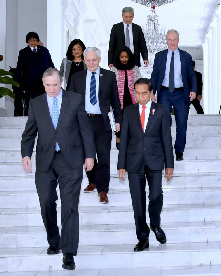 Menerima kunjungan anggota kongres Amerika Serikat di Istana Merdeka, hari ini. Para delegasi kongres menyampaikan komitmen Amerika Serikat untuk terus meningkatkan kerja sama dengan Indonesia dalam konteks kemitraan strategis.