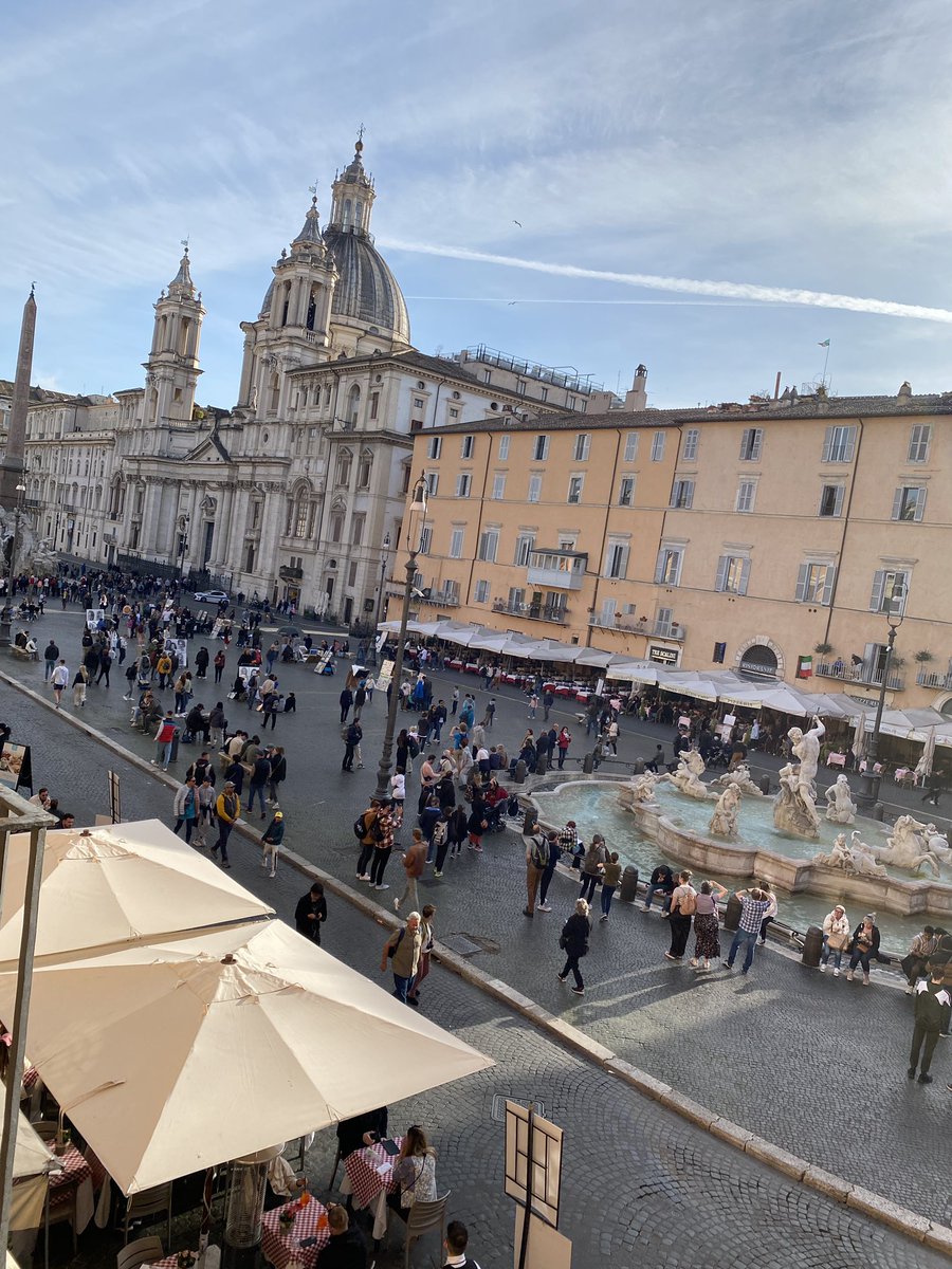 À la fenêtre, un air de vacances #viedebureau #piazzanavona #Rome☀️