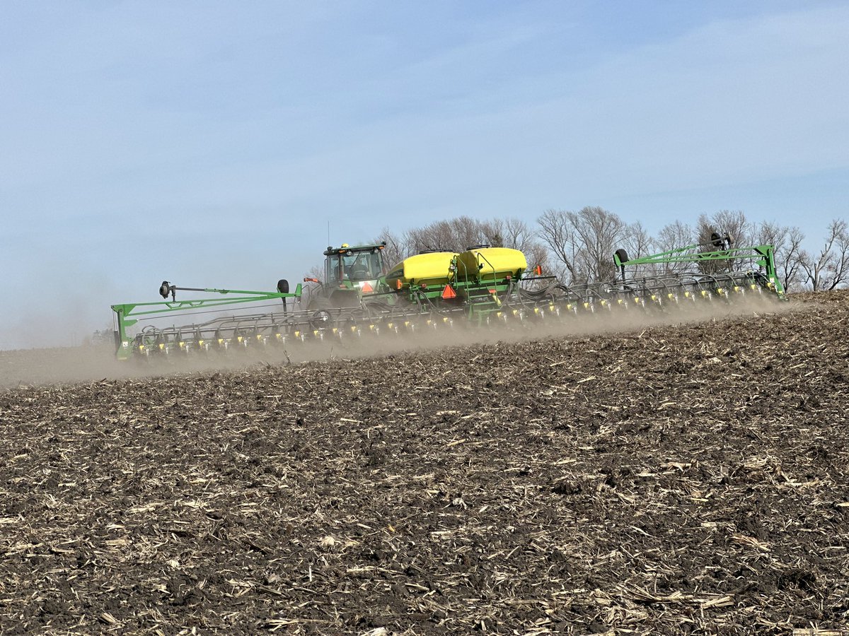 TyCMason's tweet photo. I love this time of year. I think I could fall asleep to the sound of a vac and the row units running overtop freshly turned dirt. Early beans for the win!! 💪🏻💪🏻 @Asgrow_DEKALB https://t.co/YDNanNPnrg
