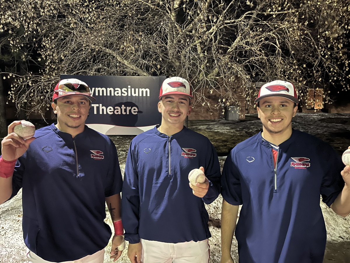 The boys split with St. John’s, winning game one 8-6 and dropping game two in a walk off 5-4. Swung the sticks well with bombs from the Villa twins and Kivela. Also a big day at the plate for Mason “Beast” Argir, going 3-3 in game one.