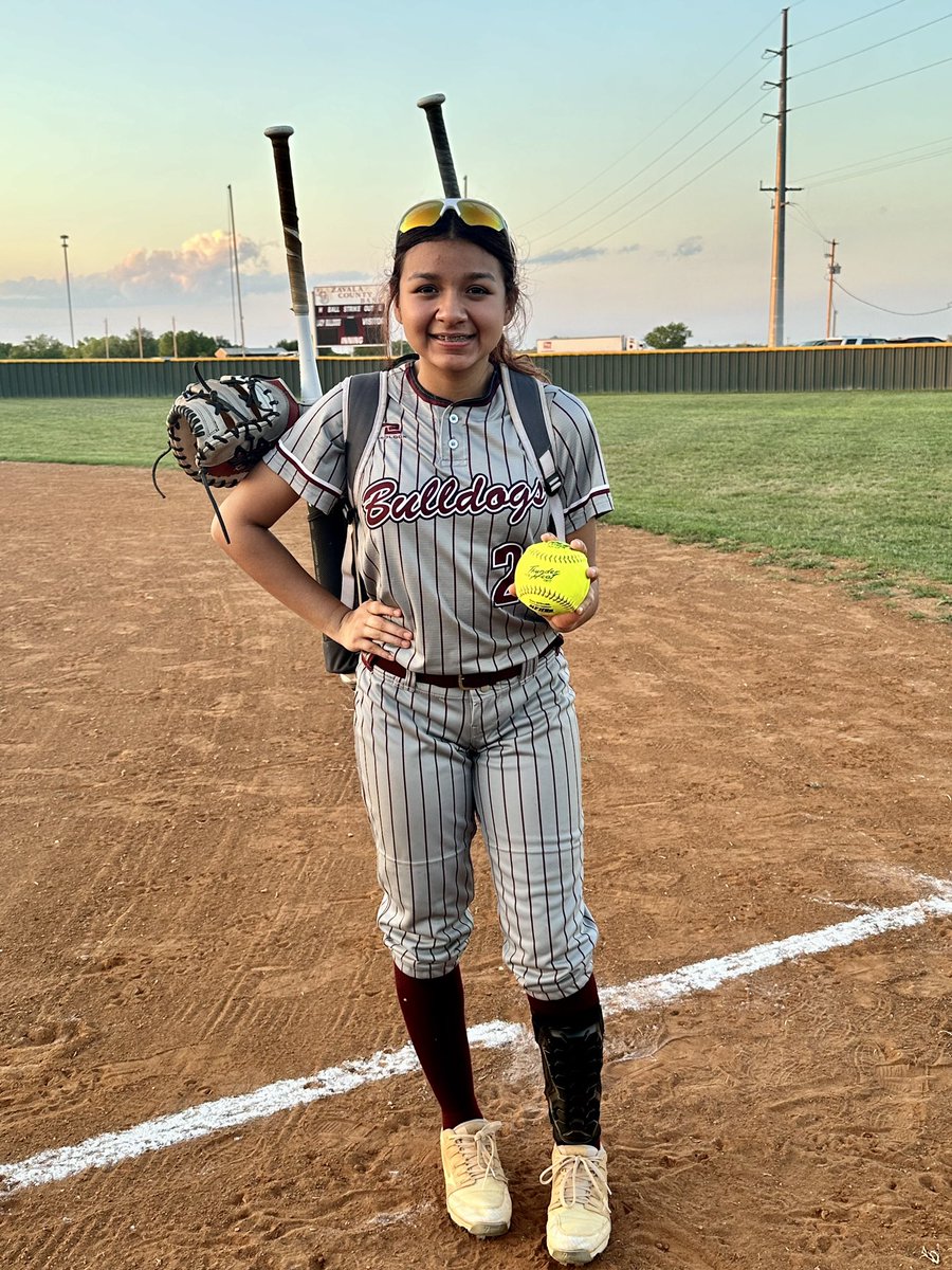gracygarza's tweet photo. Our girl with her first homerun of the season 👏🏼🥎  #LPBulldogs https://t.co/H0hKZPyVPB